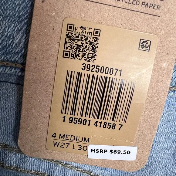 NWT Levi’s Classic Straight Fit Women’s Jeans Light Wash Size 27x30 (4) - Picture 8 of 13